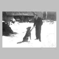 062-0002 Landwirt Kurt Marquardt mit seinem Hund -Nero- auf dem Hof..jpg